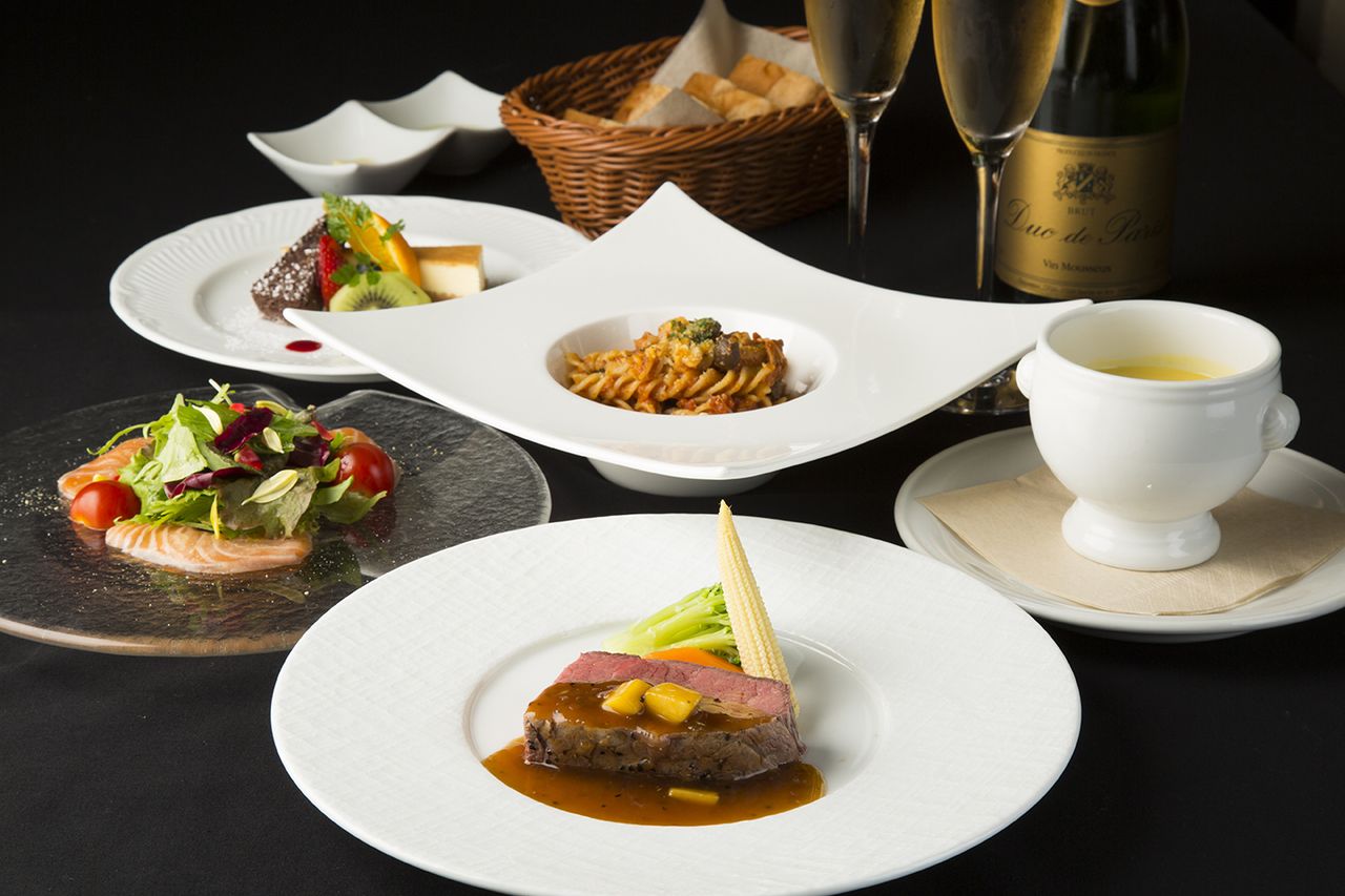 【AQUAコース】ノンアルコールも充実のフリードリンクプラン■碧く輝く大水槽の煌びやかな熱帯魚を眺めながら優雅な時間を。メインはお好きな料理をチョイス！食材にこだわった料理は１人１皿ずつのフルコース仕立て　6500円