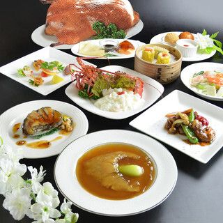 水玉套餐：红烧整条鱼翅、活鲍鱼排、蛋白煮活龙虾等9道菜，22,000日元（含税） ※需提前2天预约*