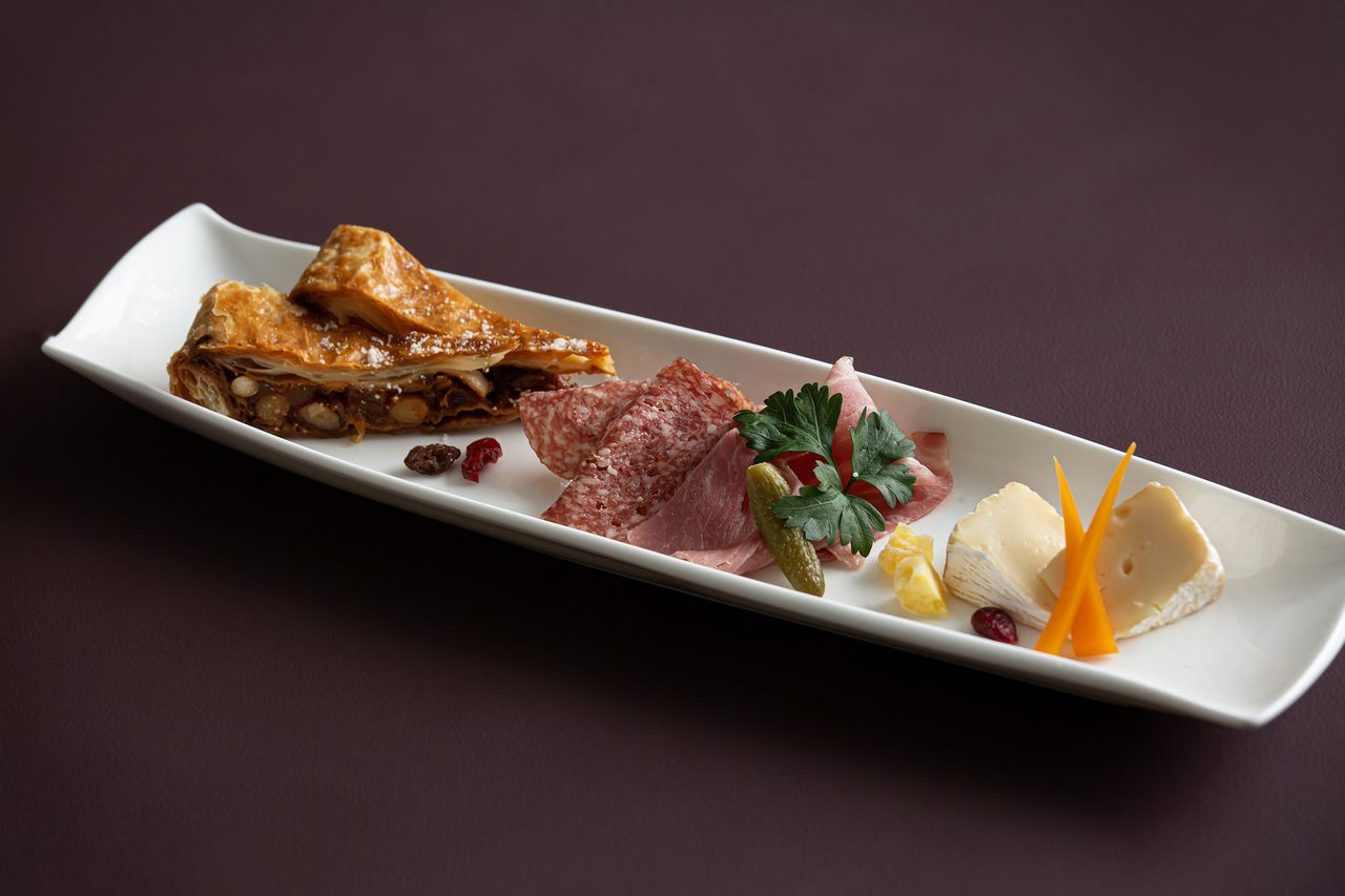 B-Plan (2 hours free drinks, hors d'oeuvres included)