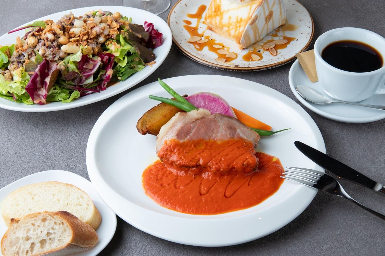[Weekday only lunch course] ~ Salad + main + dessert + CAFE