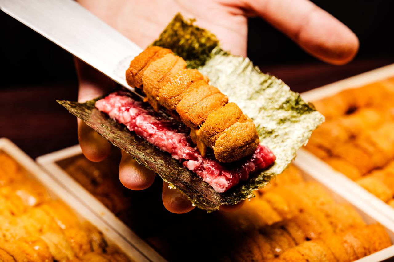 Meat quality is paramount! Guaranteed private rooms [En] offers "Wagyu Sea Urchin Yukhoe Dog - prepared right before your eyes" and "Grilled Wagyu Sirloin Sukiyaki - with chrysanthemum and soft-boiled egg"! Carefully selected grilled meat is served with special condiments that match the cut of meat.