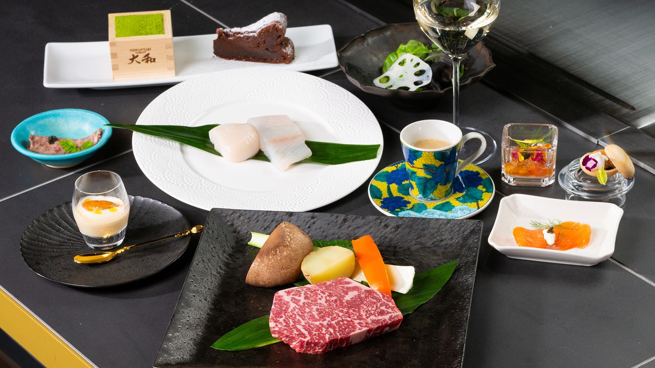 米卡薩餐廳備受歡迎的時令開胃菜推車服務、新鮮魚類和扇貝鐵板燒，以及包括日本黑牛裡肌在內的共計10道菜品。