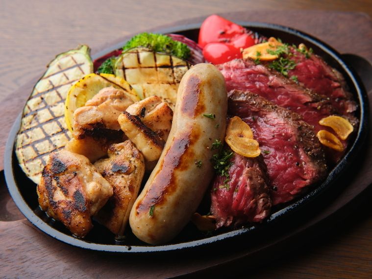 ☆Staff's top recommendation! KNEADERS course & free drinks included☆ [A plan with 7 dishes and 13 items, including our 5 specialty appetizers and meat combo (beef skirt steak, coarsely ground sausage, herb-grilled young chicken)! A plan with beer, highballs, various sours, and our proud wine buffet♪]