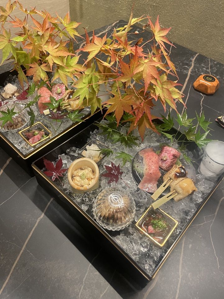 👑Empfohlen🏆 A5-zertifizierter Omi-Rindfleisch-Sukiyaki-Gang mit Zuckerwatte und 8 Arten von Vorspeisen