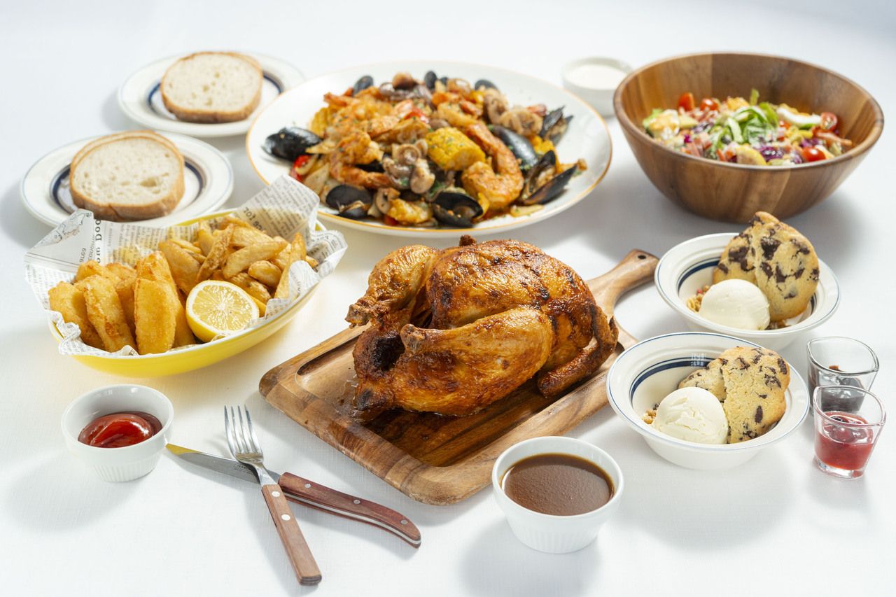 丸鶏をじっくりと焼き上げた迫力満点のロティサリーチキンを楽しめる『DINER’S コース』