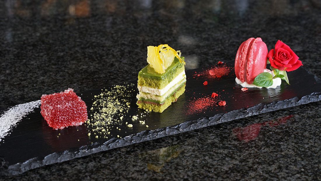 本日のデザート・小菓子3種盛り合わせ+コーヒーor紅茶【WEB予約限定・前日までの予約制】