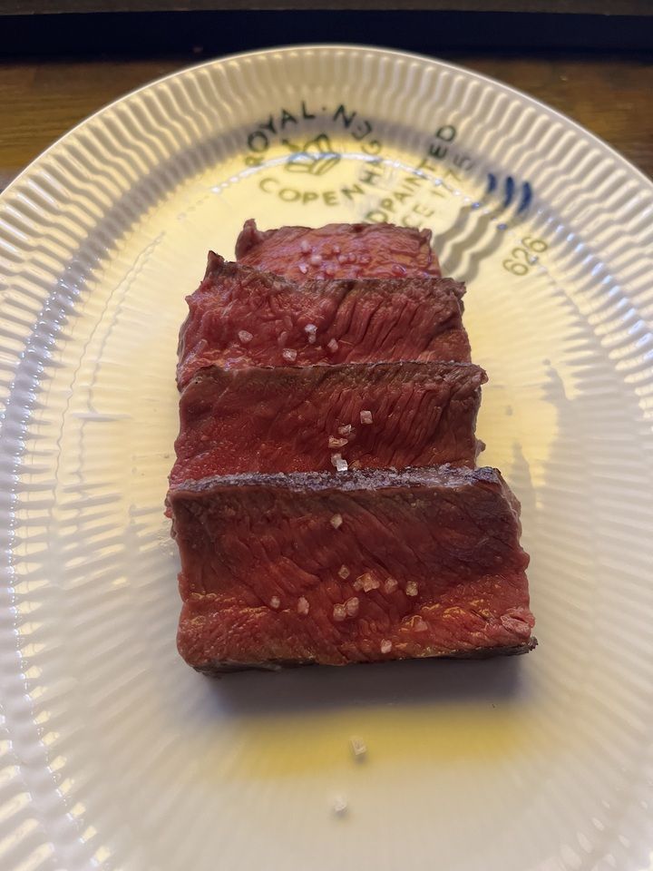 晚餐：主廚精選套餐（共 7 道菜，以花之牛肉為主）自 2025 年 9 月起