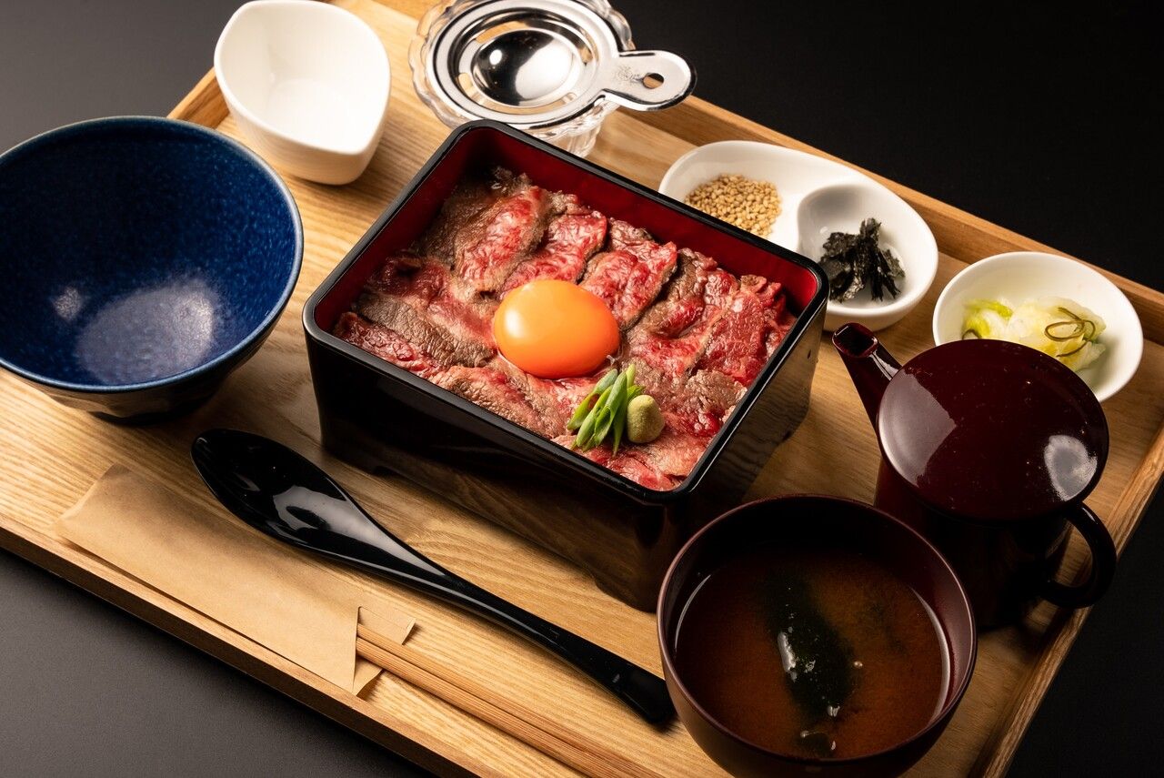 Mangkuk nasi steak langka