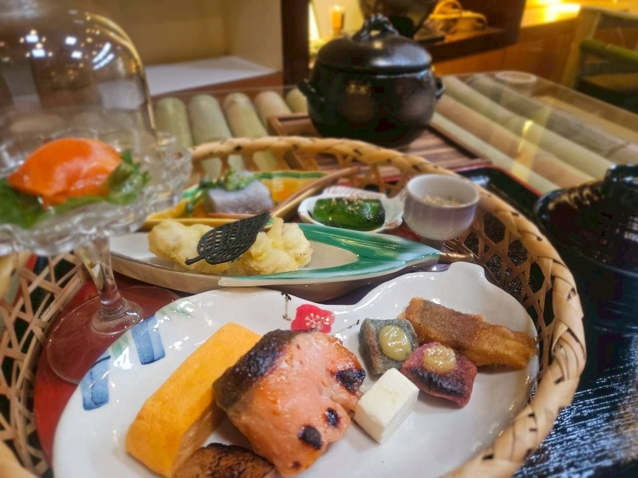 계절 도나베(일본식 토기 냄비) 밥이 포함된 대나무 바구니 정식 — 예약 필요, 5식 한정입니다