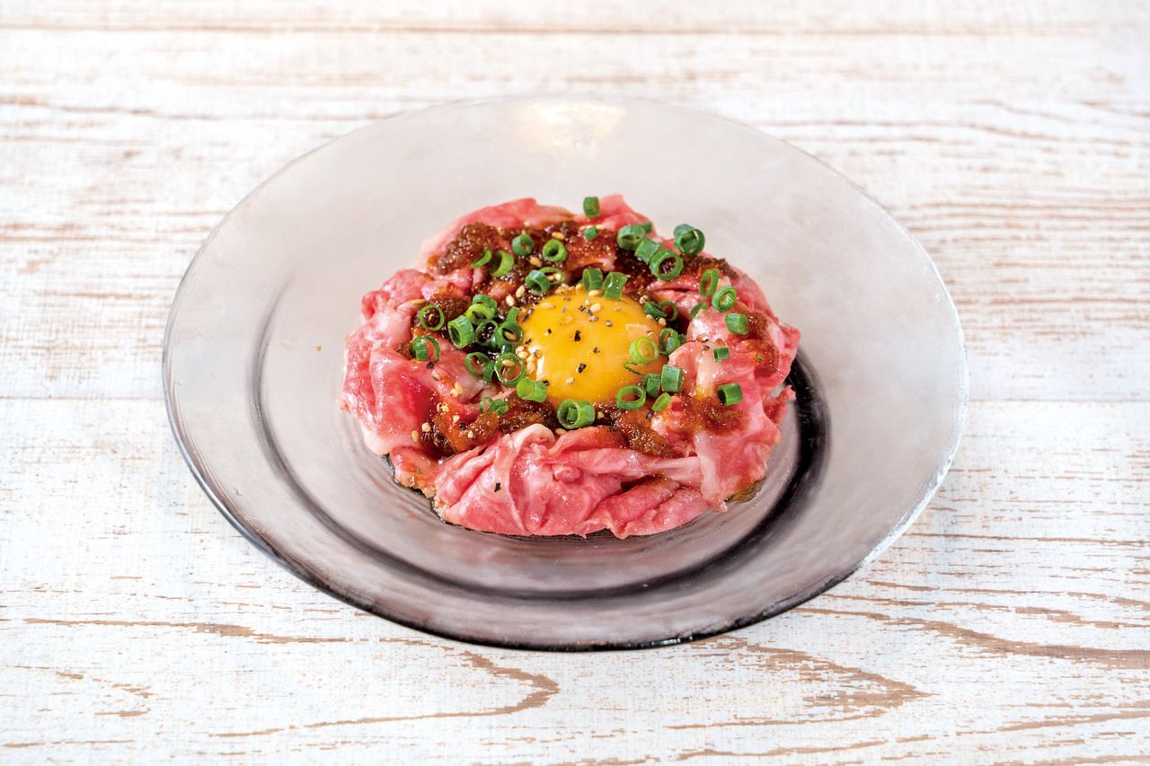 Set trưa đặc biệt: yukhoe tự làm được ưa chuộng và thịt bò ủ (aged beef)