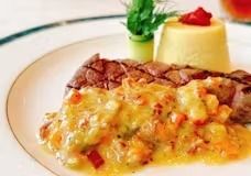 [런치 코스] 에피타이저, 수프, 메인 고기 요리, 디저트 등 총 4품. 식사 후 음료 포함.