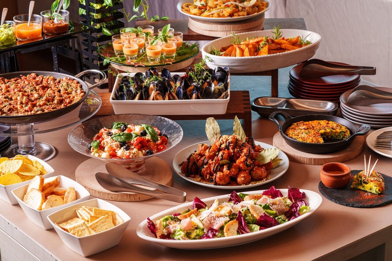 [Unlimited time lunch buffet on weekends and holidays] Choose your main course, enjoy a wide variety of desserts, and enjoy free drinks including Kobe tea