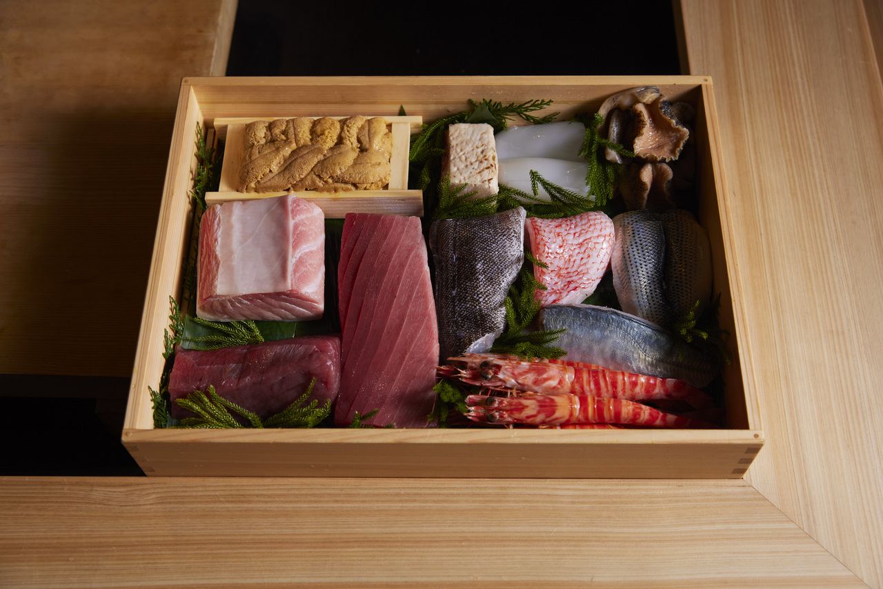 ซูชิโอมาคาเสะพร้อมลอบสเตอร์อิเซะ (กุ้งมังกรหนาม)