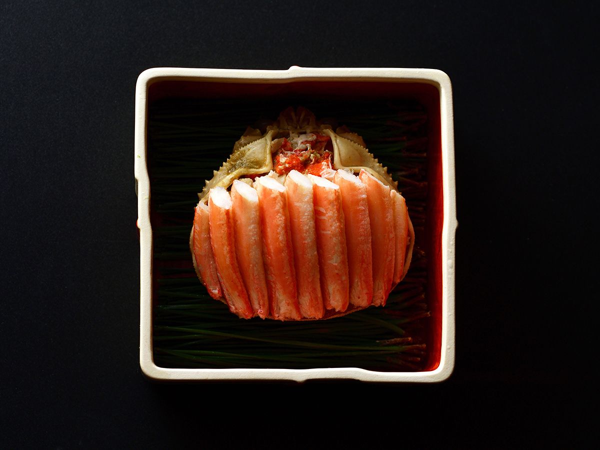 “OMAKASE” — a seasonal tasting menu featuring Kano-gani (snow crab) and other winter delicacies