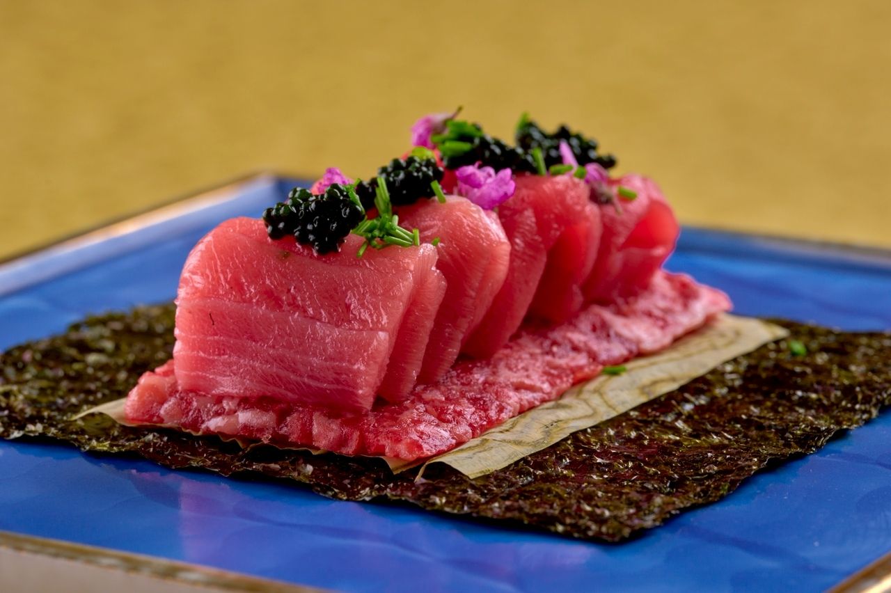 包廂保證【新宿牛光開業紀念套餐】我們提供七道精心挑選的烤製菜餚，包括“和牛金槍魚烤肉熱狗”、“和牛菲力牛排奶油蛋捲三明治”和“精選腰肉烤壽喜燒 - 混合醬汁，濃鬱蛋黃”。