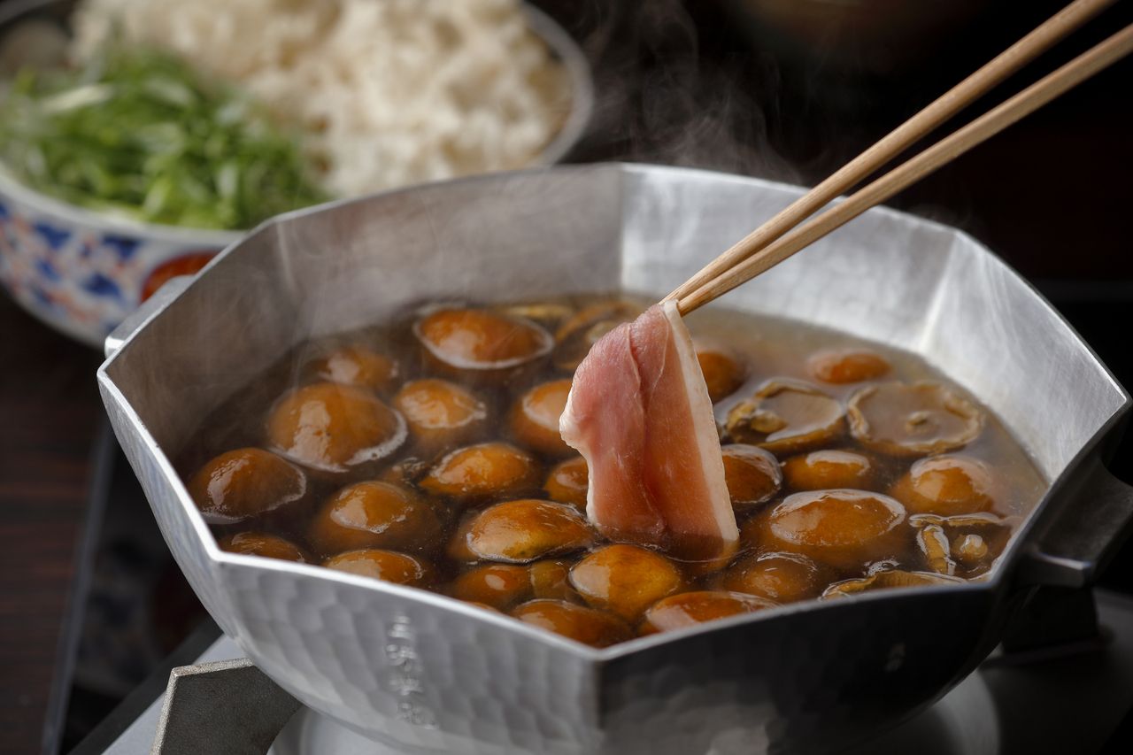 [Seasonal Limited Edition]  Mushroom and Duck Hotpot (Includes a Two-Tiered Box of Seasonal Appetizers)