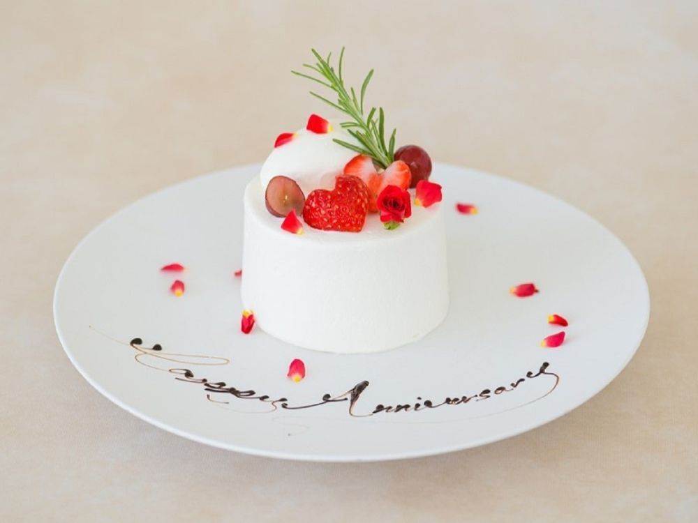 【周年纪念晚餐套餐】共9道菜，包括香槟祝酒和一整个蛋糕