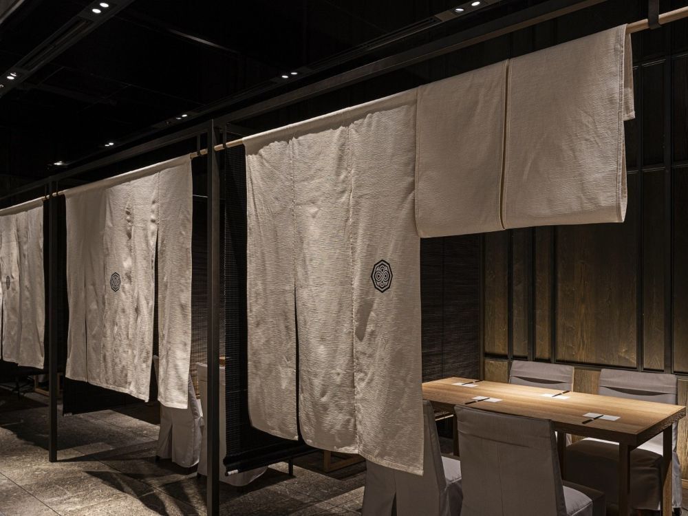 【保證半私人包廂及含吐司的午餐】套餐包含以里山食材製作的開胃菜，以及根據每月主題（週六、週日及假日）選擇的主菜。