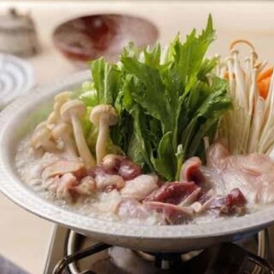 【2時間飲み放題付き】炭火焼鳥と名物手羽とろ串、骨付き鶏と柚子の濃厚白湯鍋など 11品