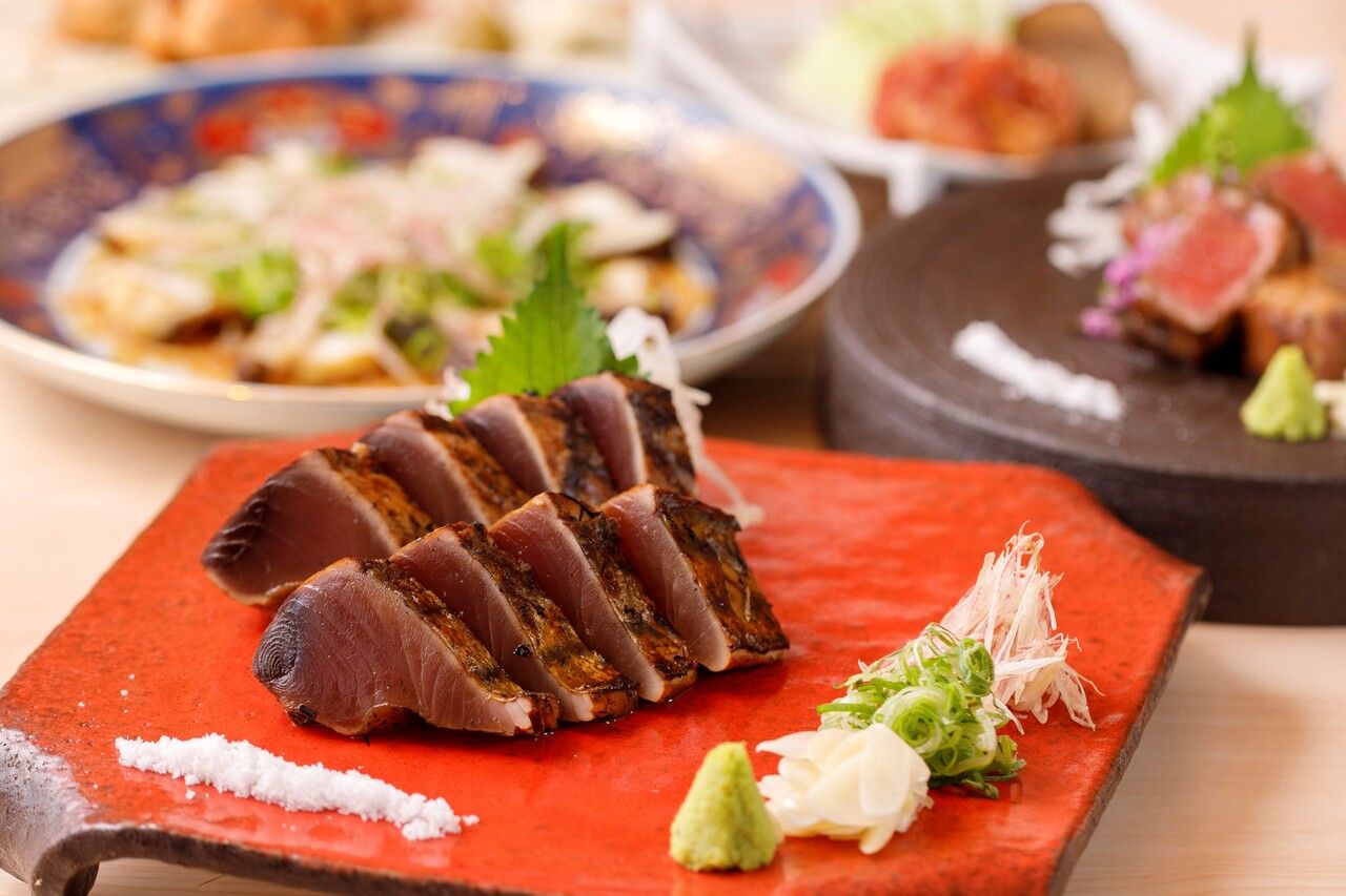 【土佐の地酒飲み放題】名物かつをの藁焼き塩たたきとかつをのお造り食べ比べ全14品！【よさこいコース】