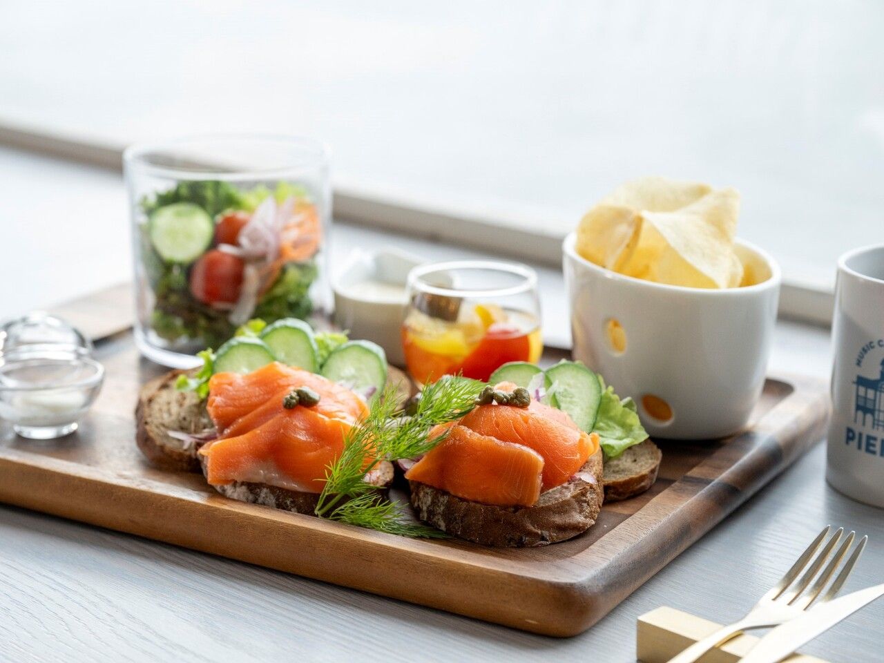 [Light Meal Set] Smoked salmon, capers, potato salad, craft cornbread sandwich, and cream soda | 2,600 yen