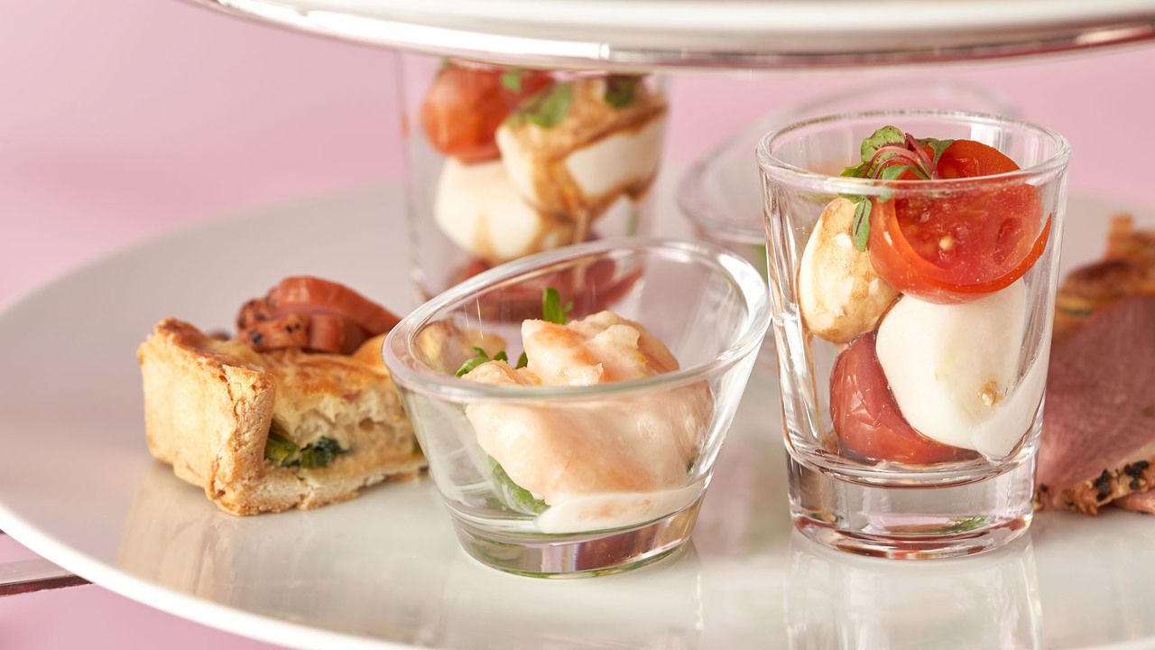 【Straeberry Afternoon Tea】カフェおかわり自由！ロゼスパークリングワイン付き