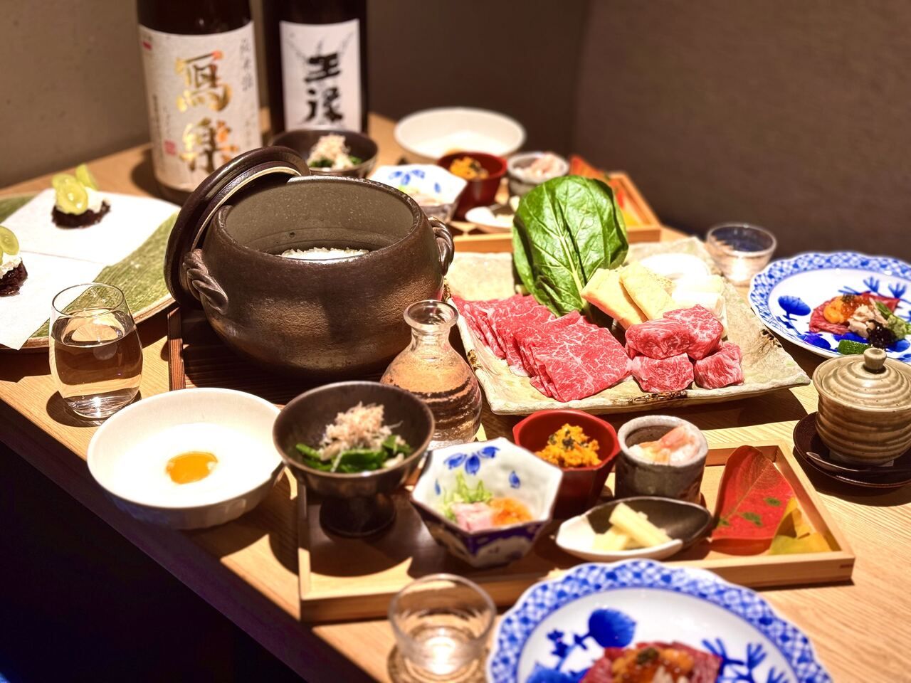 【6道菜+2小時暢飲】神戶牛肉套餐：頂級牛肉刺身、5種家常菜、安康魚茶碗蒸、切丁日本黑毛牛裡肌和神戶牛肉江戶味噌壽喜燒、砂鍋銀米飯、時令鮮大福