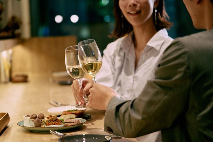 2025 年圣诞晚宴（12 月 23 日至 12 月 25 日）——包含香槟祝酒！限时供应的套餐，为您打造一个难忘的夜晚，包含各式开胃菜、马赛鱼汤和红酒炖牛颊肉！