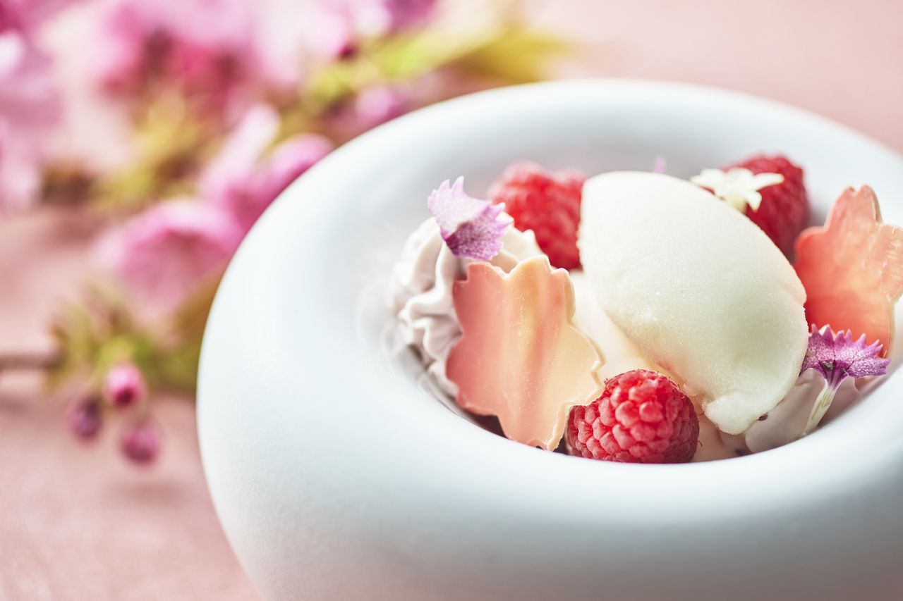 【4:00 PM】Strawberry Afternoon Tea + Free Floating Tea