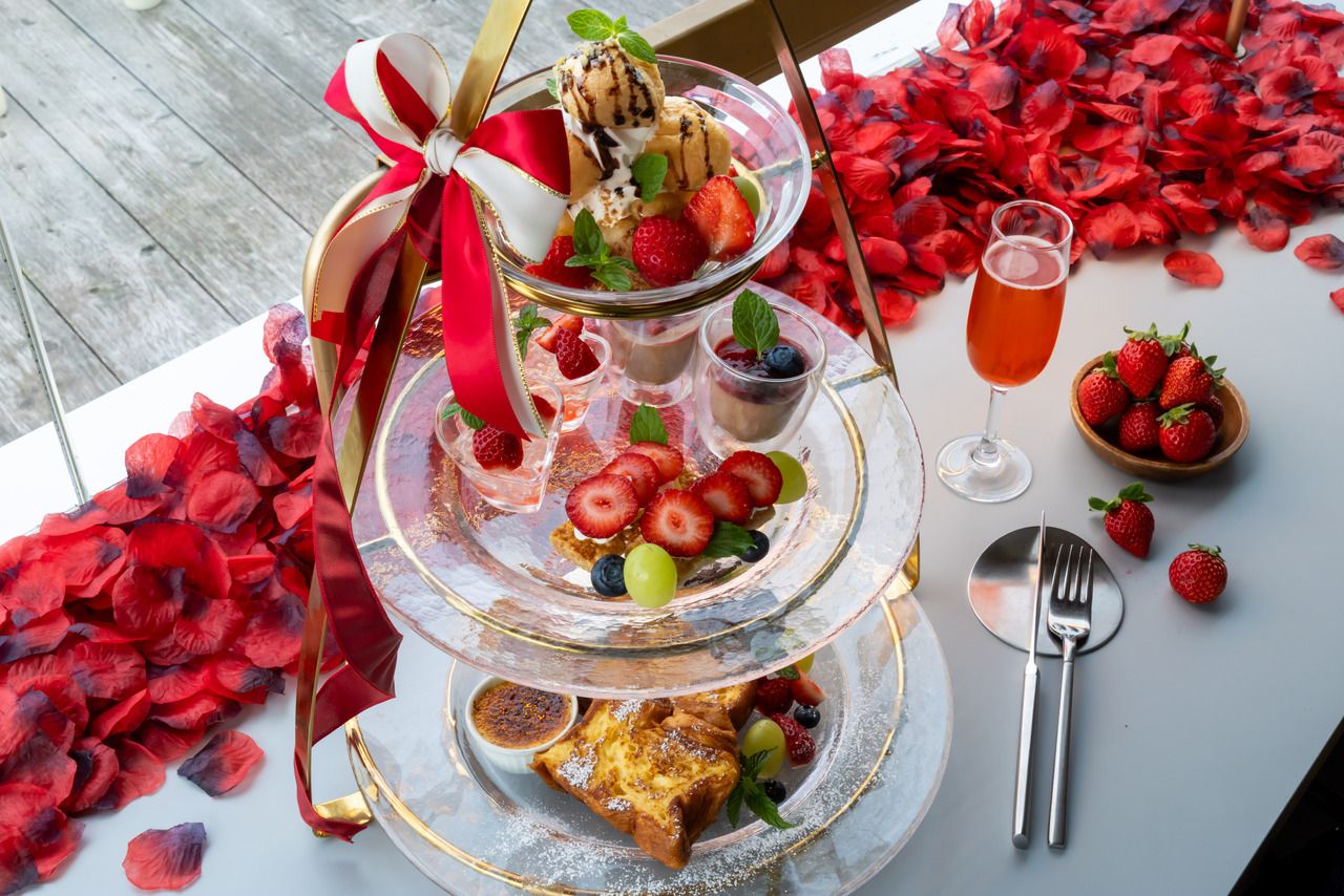 [90 minutes of free flow included] Luxurious Amaou Afternoon Dessert Set