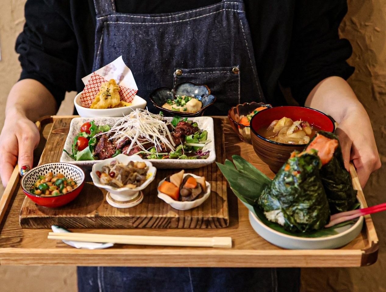 【午餐】每日主菜及甜点（豆浆布丁）套餐 2,500日元（含税）