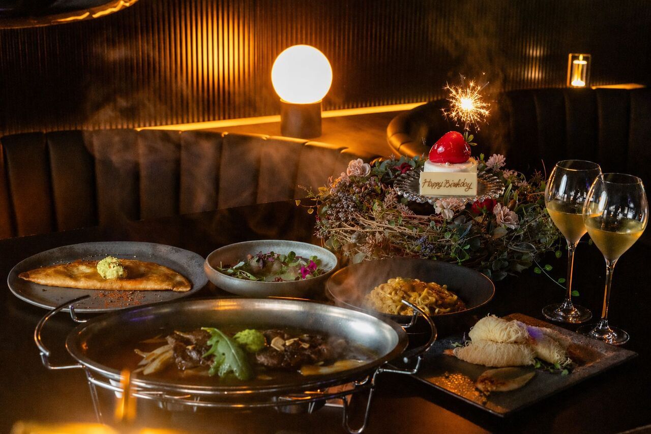 【플래티넘 생일 코스】 멕시칸 피자, 앵거스 소의 스테이크 등 인기 메뉴를 담은 플라워 리 스케이크 & 건배 스파클링 첨부 원 랭크상의 사치 기념일 플랜