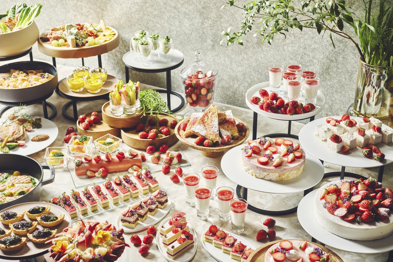【Weekdays Only – Entry from 13:30】 Lunch & Sweets Buffet – Strawberry Selection