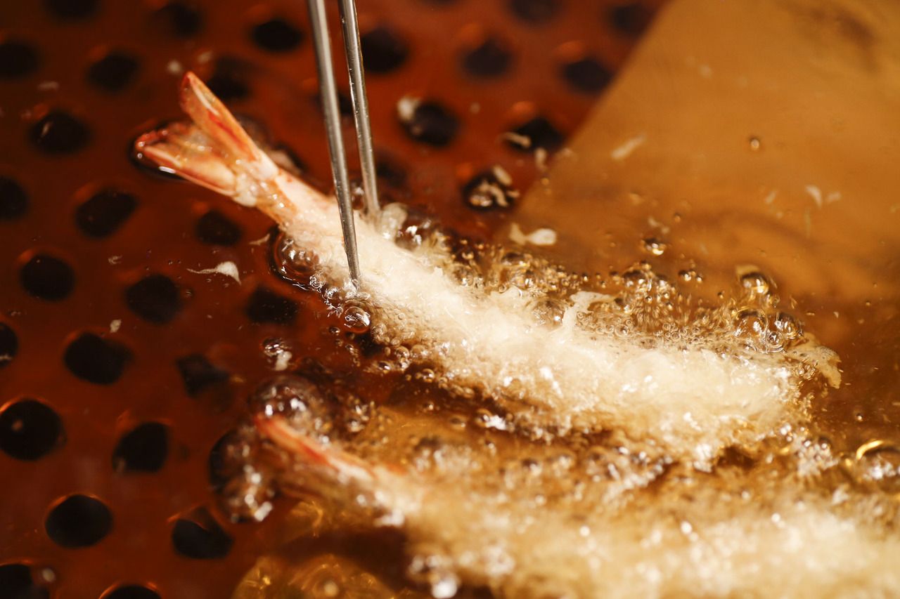 The ultimate tempura course (10 tempura dishes including abalone tempura) - a truly exquisite experience. ¥10,800 (tax included)