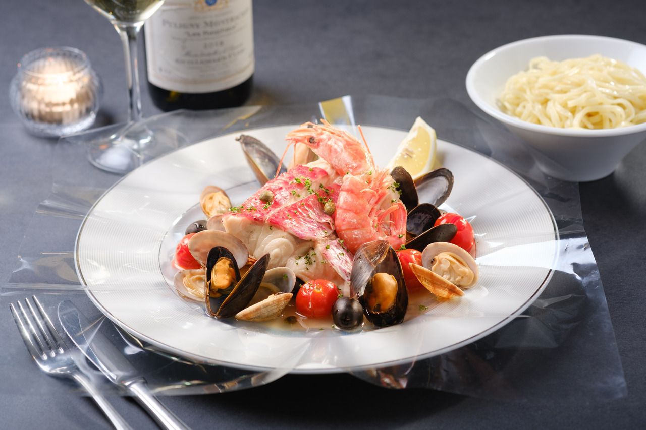 Baked Okinawan fish in foil, Acqua Pazza style, with a luxurious salad bar and dessert buffet.