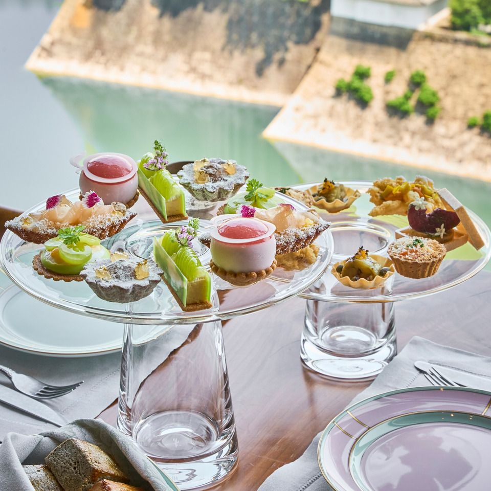 【Window seat guaranteed & glass of champagne】 A fruit-themed afternoon tea featuring peaches and Shine Muscat grapes