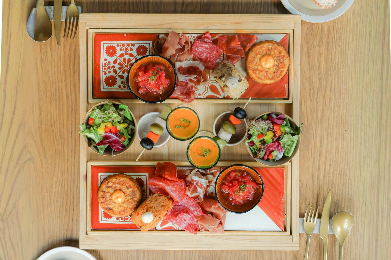 Juego de té de la tarde con tabla de aperitivos (incluye una bebida)
