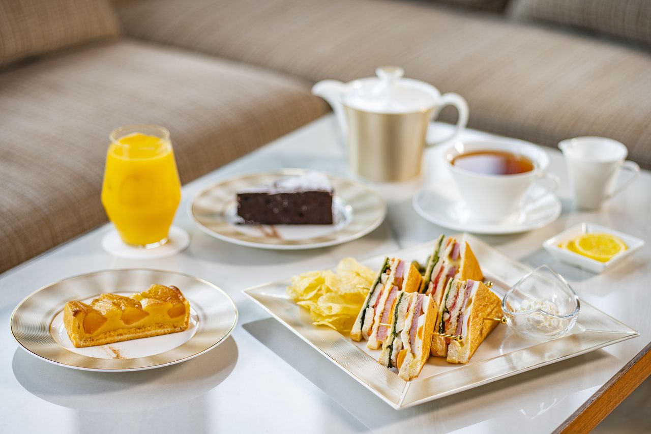 Choose-your-own lunch set (main dish + cake + drink)